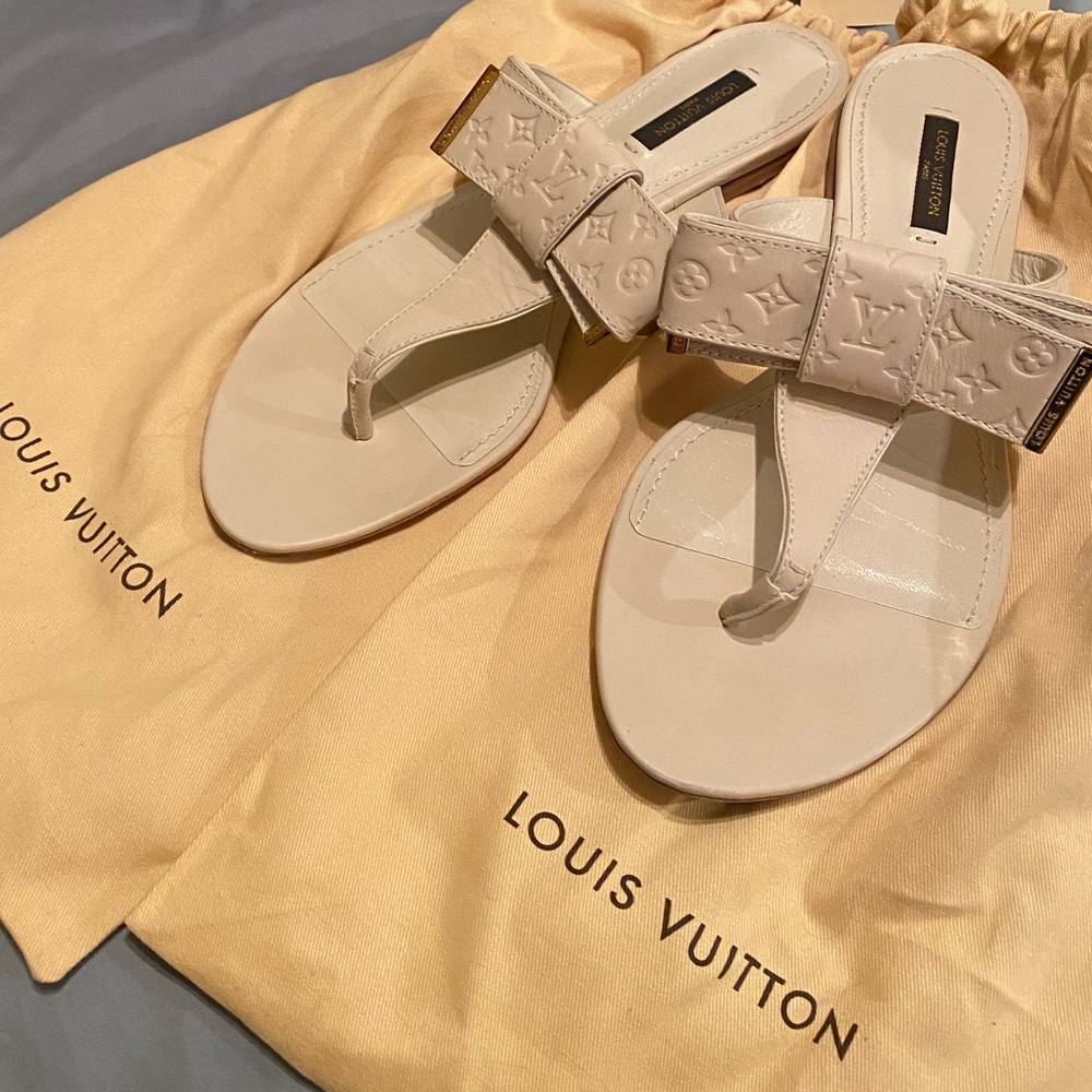 Pre-owned Cream Monogram Leather Bow Thong Flats Size 39. Fit like a size 8.